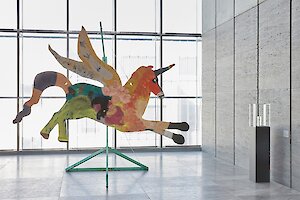 greaterform, Peace-Pegasus, 2023 und Hartmut Klopsch, Pegasus, 1984 (Installationsansicht), © Künstler*innen, Foto: Alexander Schmidt/PUNCTUM